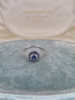 Fehérarany gyűrű kék zafírral és brillekkel 18K