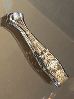 RÓZSA VIRÁG DÍSZÍTÉSŰ FÉM CUKORFOGÓ CSIPESZ 10.7 CM