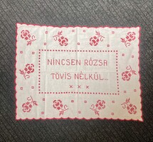 Nincsen rózsa tövis nélkül - Antik keresztszem hímzett konyhai fali textil