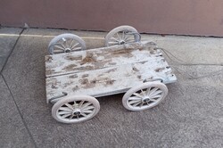 Régi, vintage, shabby chic stílusú, 4 kerekű, fa kézi kocsi / virág állvány / kerti dekoráció eladó