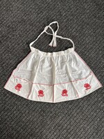 Fehér kötény piros mintás hímzett zsebekkel