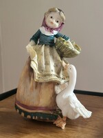 Lány kukoricás aratókosárral és libával