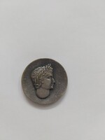 Antik római stílusú babérkoszorús fém jelvény / applikáció