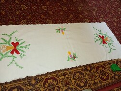 Karácsonyi mintával hímzett futóterítő,