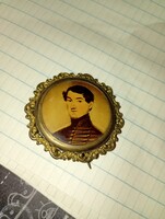 Gróf Leiningen Károly portréja látható bross , kitűző