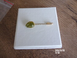 Kalaptű zöld kővel