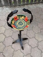 Régi kovácsoltvas álló hamutartó állvány és kerámia hamutartó