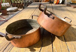 Két régi vörösréz lábas öntöttvas fülekkel