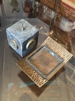 RETRO RÉZ TALPÚ GYERTYATARTÓ VIRÁG ÉS BÁSTYA TORONY DÍSZÍTÉSŰ ASZTALI GYERTYÁVAL 10 CM