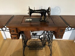 Gyönyörű varrógép - asztal