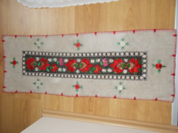 Eredeti matyó mintás asztali terítő 93 x 33 cm