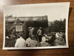Egy óriási díszes ágyú (orosz „Cár-ágyú” / Царь-пушка) előtt álló tömeg - 1960 körül