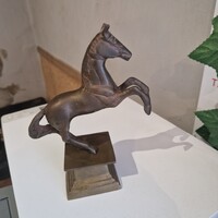 Ágaskodó ló bronz szobor, sárgaréz talpon
