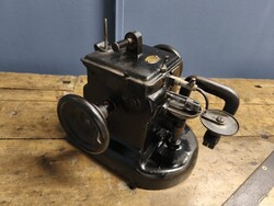 Szűcs, vagy szőrme varrógép, Német gyártmány az 1900-1920-as évekből, bőr-bunda esetleg kalap gyártó