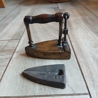 Szép antik vasmagos réz gallér és ingujj vasaló (10x10,5x6,2 cm)