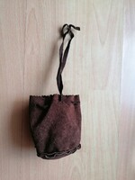 Összehúzható bőr szütyő, kb  Ø 8 cm ; 7x10 cm