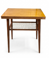 Vintage csehszlovák kisasztal az 1960-as évekből, praktikus rácsos tárolóval, Mid-Century stílusban