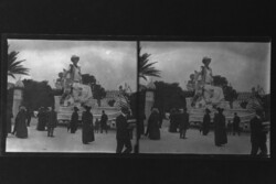 Antik sztereó üvegnegatív - Nizzai karnevál szökőkút női szoborral, tömeg jelenet 1900 körül