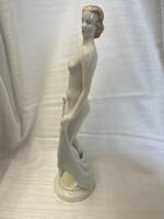 Hollóházi álló akt kendővel