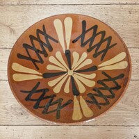 Jelzett népi kerámia falitál – Terrakotta (narancsbarna) alapszínnel, 15 cm