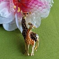 Kitűző, bross BRO385 - Tűzzománcos zsiráf kcsinyével 23x52mm
