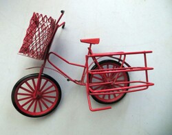 Régi piros miniatűr makett drót kerékpár Draehesel kosárral