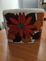 J. Seregély Márta  Hollóházi porcelán váza hibátlan állapotban.