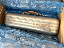CHAMPAGNE CLUB - Veuve Clicquot pilóta bőrönd – Airstream stílusú alumínium 750 ml trunk