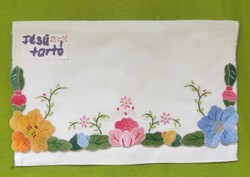 Kézzel hímzett vintage fésűtartó – virágmintás – 25×15 cm