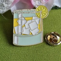 Kitűző, bross BRO449 - Tűzzománcos Margarita koktélos pohár 30x27mm