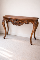 Gazdagon faragott konzol asztal