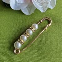 Kitűző, bross BRO69A - strasszköves 4 fehér gyöngyös melltű 15x55 mm