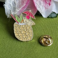 Kitűző, bross BRO451 - Tűzzománcos Pina Colada koktélos pohár 31x24mm