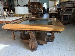 Díszes dohányzóasztal