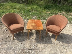 Retró kagyló fotelek asztallal.60-70-es évekből.