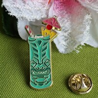 Kitűző, bross BRO452 - Tűzzománcos Tiki koktélos pohár 38x19mm