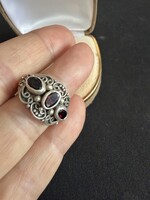 Kézműves ezüst gyűrű, gránát kövekkel 925