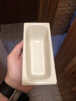 Zománcozott öntöttvas kád formájú gyufatartó vaj színnel