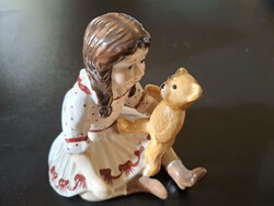 Porcelán figura-Kislány macival