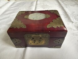 Álomszép régi Kinai lakkfa doboz jáde kő berakással réz veretekkel.