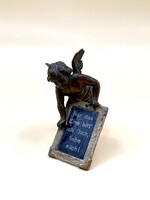 Antik vintage táblát tartó bronz puttó angyalka “Csak annyit kérek, szeress engem ! “ németül