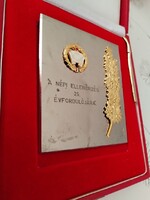A népi elenőrzés 25. évfordulójára plakett dobozában