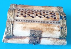 Áttört csont bonbonier réz veretekkel