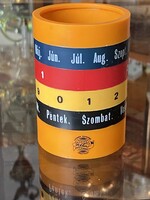 HELIOS - GYÖMRŐI RUHAIPARI SZÖVETKEZET, FORGATHATÓ, DÁTUMOS, MŰANYAG RETRO TOLLTARTÓ 10 CM