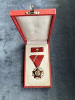 Szocialista Hazáért Érdemrend kitüntetés miniatűrrel, szalagsávval, dobozában