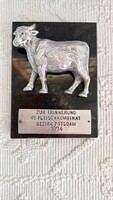 Emlékplakett, márvány alapzaton plasztikus fém szarvasmarha figurával