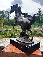 NAGYMÉRETŰ, MASSZÍV BRONZ LÓ SZOBOR – „MILO” SZIGNÓ – 36 CM / 6,65 KG – MÁRVÁNY TALPON