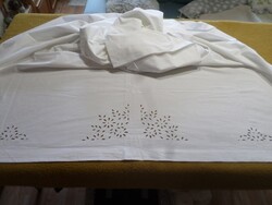 Fehér lyukhímzett, monogramos vászon lepedő.