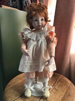 Limitált kiadású Dianna Effner porcelán fejű  művészi baba állvánnyal
