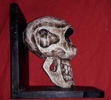 VINTAGE fából faragott ŐSEMBER ELŐEMBER koponya MAKETT polcdísz könyvtámasz fa alapon 18 x 17 x 11cm